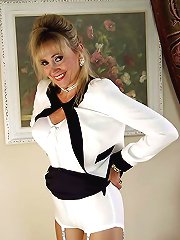 Older lass showing her sexy lines on pics