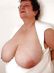 Mature cougar posing naked on pictures