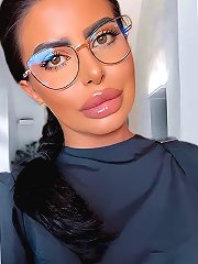 Awesome-looking babe is posing fully naked